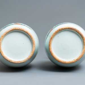 Une paire de vases en porcelaine de Chine famille rose à décor de dames et garçons dans un jardin, 19/20ème — photo 6