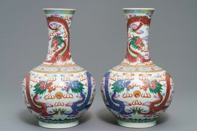 Une paire de vases en porcelaine de Chine famille rose à décor de dragon, marque et époque de Guangxu