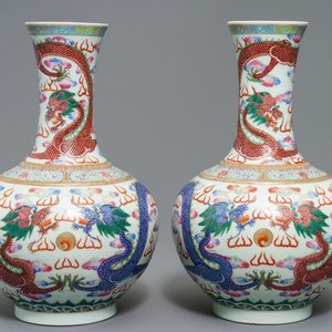 Une paire de vases en porcelaine de Chine famille rose à décor de dragon, marque et époque de Guangxu — photo 1