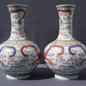 Une paire de vases en porcelaine de Chine famille rose à décor de dragon, marque et époque de Guangxu — photo 8