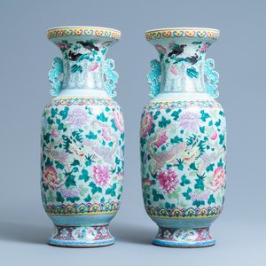 Une paire de vases en porcelaine de Chine famille rose à décor de dragons, 19ème — photo 1
