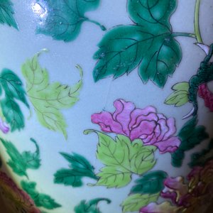Une paire de vases en porcelaine de Chine famille rose à décor de dragons, 19ème — photo 11