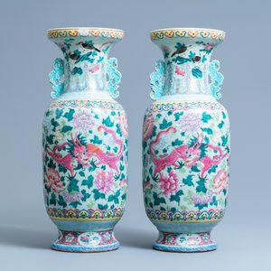 Une paire de vases en porcelaine de Chine famille rose à décor de dragons, 19ème — photo 3