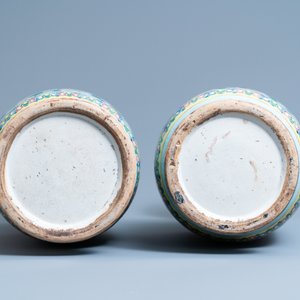 Une paire de vases en porcelaine de Chine famille rose à décor de dragons, 19ème — photo 6