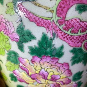 Une paire de vases en porcelaine de Chine famille rose à décor de dragons, 19ème — photo 9