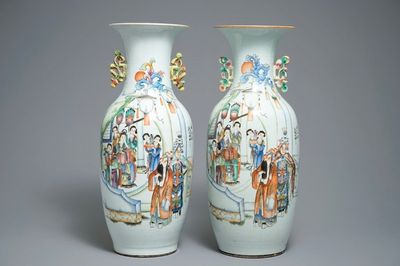 Une paire de vases en porcelaine de Chine famille rose à décor de figures, 19/20ème