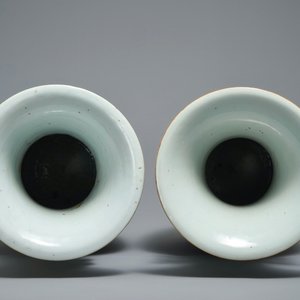 Une paire de vases en porcelaine de Chine famille rose à décor de figures, 19/20ème — photo 6