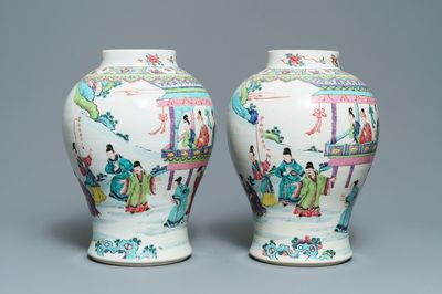 Une paire de vases en porcelaine de Chine famille rose à décor de figures dans un jardin, Yongzheng