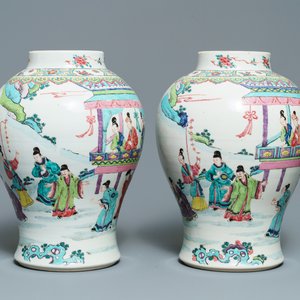 Une paire de vases en porcelaine de Chine famille rose à décor de figures dans un jardin, Yongzheng — photo 1