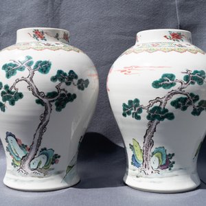 Une paire de vases en porcelaine de Chine famille rose à décor de figures dans un jardin, Yongzheng — photo 15