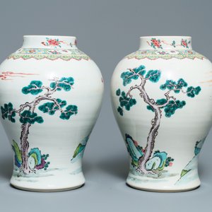 Une paire de vases en porcelaine de Chine famille rose à décor de figures dans un jardin, Yongzheng — photo 3