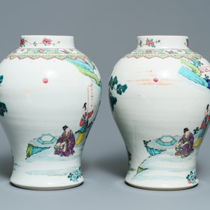 Une paire de vases en porcelaine de Chine famille rose à décor de figures dans un jardin, Yongzheng — photo 4
