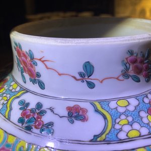 Une paire de vases en porcelaine de Chine famille rose à décor de figures dans un jardin, Yongzheng — photo 9