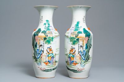 Une paire de vases en porcelaine de Chine famille rose à décor de figures dans un jardin, 19/20ème