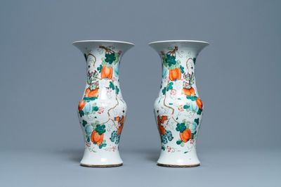 Une paire de vases en porcelaine de Chine famille rose à décor de garçons auprès de citrouilles, 19ème