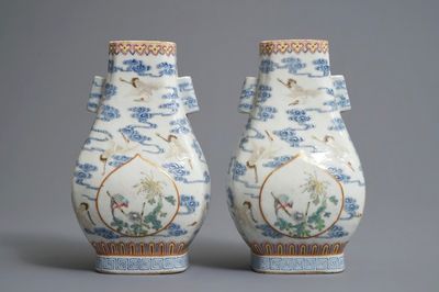 Une paire de vases en porcelaine de Chine famille rose à décor de grues, marques de Qianlong, 19/20ème