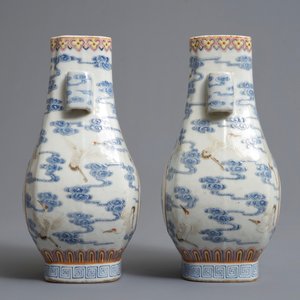 Une paire de vases en porcelaine de Chine famille rose à décor de grues, marques de Qianlong, 19/20ème — photo 2