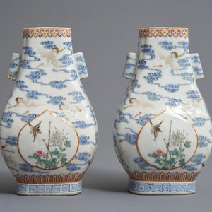 Une paire de vases en porcelaine de Chine famille rose à décor de grues, marques de Qianlong, 19/20ème — photo 3