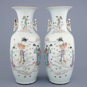 Une paire de vases en porcelaine de Chine famille rose à décor de Guanyin, 19/20ème — photo 1