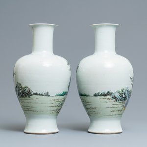 Une paire de vases en porcelaine de Chine famille rose à décor de joueurs de go, marque de Qianlong, 19/20ème — photo 3
