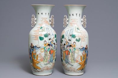 Une paire de vases en porcelaine de Chine famille rose à décor de musiciens, 19/20ème
