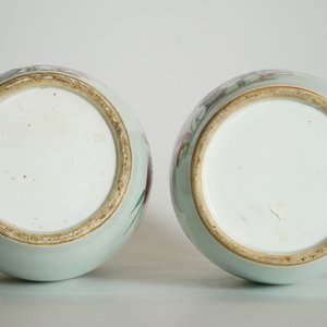 Une paire de vases en porcelaine de Chine famille rose à décor de "neufs pêches", 19ème — photo 12