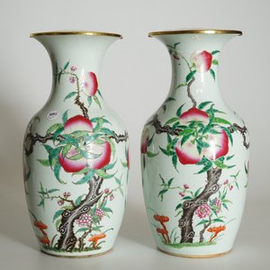 Une paire de vases en porcelaine de Chine famille rose à décor de "neufs pêches", 19ème — photo 7
