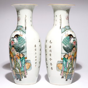 Une paire de vases en porcelaine de Chine famille rose à décor de personnages, 20ème — photo 4