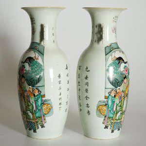 Une paire de vases en porcelaine de Chine famille rose à décor de personnages, 20ème — photo 8