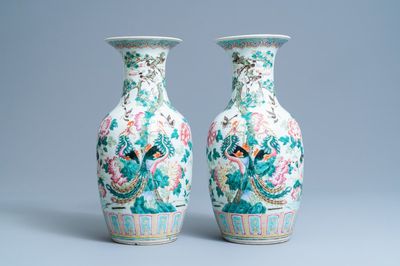 Une paire de vases en porcelaine de Chine famille rose à décor de phénix, 19ème