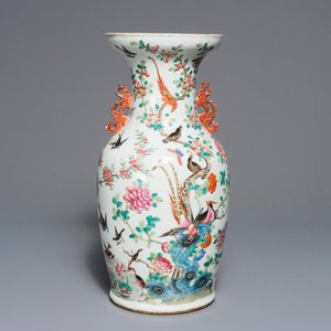 Une paire de vases en porcelaine de Chine famille rose à décor de phénix et faisants, 19ème — photo 4