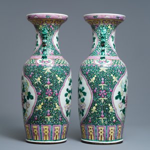 Une paire de vases en porcelaine de Chine famille rose à décor de pivoines, 19ème — photo 2