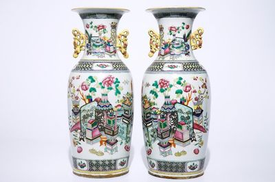 Une paire de vases en porcelaine de Chine famille rose à décor des "100 antiquités", 19ème