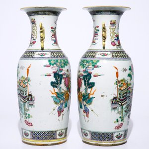 Une paire de vases en porcelaine de Chine famille rose à décor des "100 antiquités", 19ème — photo 2