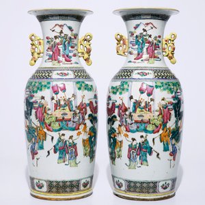 Une paire de vases en porcelaine de Chine famille rose à décor des "100 antiquités", 19ème — photo 3
