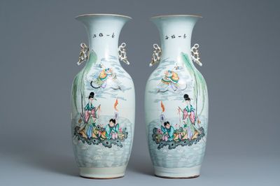 Une paire de vases en porcelaine de Chine famille rose à décor d'immortels, 19/20ème