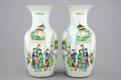 Une paire de vases en porcelaine de Chine famille rose à décor dit "Shanghai", 19/20ème