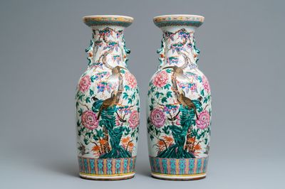 Une paire de vases en porcelaine de Chine famille rose à décor d'oiseaux parmi branches fleuries, 19ème