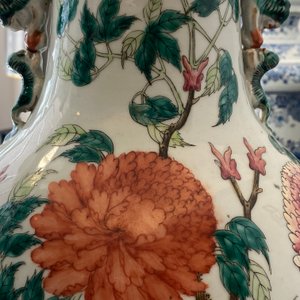 Une paire de vases en porcelaine de Chine famille rose à décor d'oiseaux parmi branches fleuries, 19ème — photo 34
