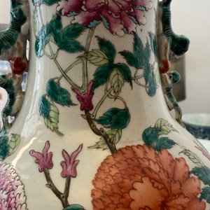 Une paire de vases en porcelaine de Chine famille rose à décor d'oiseaux parmi branches fleuries, 19ème — photo 43