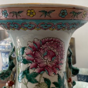 Une paire de vases en porcelaine de Chine famille rose à décor d'oiseaux parmi branches fleuries, 19ème — photo 44