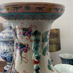 Une paire de vases en porcelaine de Chine famille rose à décor d'oiseaux parmi branches fleuries, 19ème — photo 48