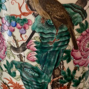 Une paire de vases en porcelaine de Chine famille rose à décor d'oiseaux parmi branches fleuries, 19ème — photo 50
