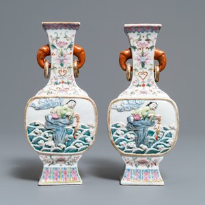 Une paire de vases en porcelaine de Chine famille rose à décor en relief de Liu Hai, marque de Qianlong, 19ème — photo 1