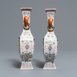 Une paire de vases en porcelaine de Chine famille rose à décor en relief de Liu Hai, marque de Qianlong, 19ème — photo 2