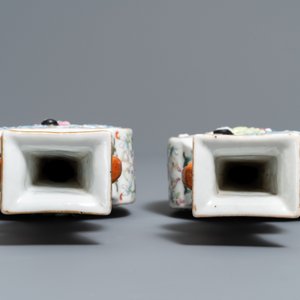 Une paire de vases en porcelaine de Chine famille rose à décor en relief de Liu Hai, marque de Qianlong, 19ème — photo 6
