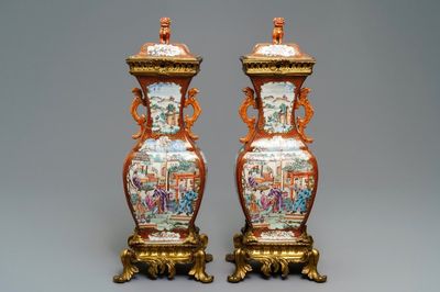 Une paire de vases en porcelaine de Chine famille rose à décor mandarin aux montures en bronze doré, Qianlong