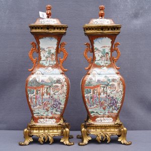 Une paire de vases en porcelaine de Chine famille rose à décor mandarin aux montures en bronze doré, Qianlong — photo 21