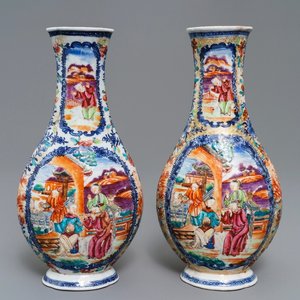 Une paire de vases en porcelaine de Chine famille rose à décor mandarin, Qianlong — photo 1