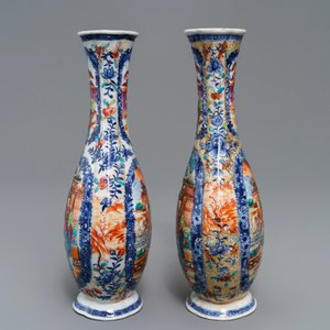 Une paire de vases en porcelaine de Chine famille rose à décor mandarin, Qianlong — photo 2